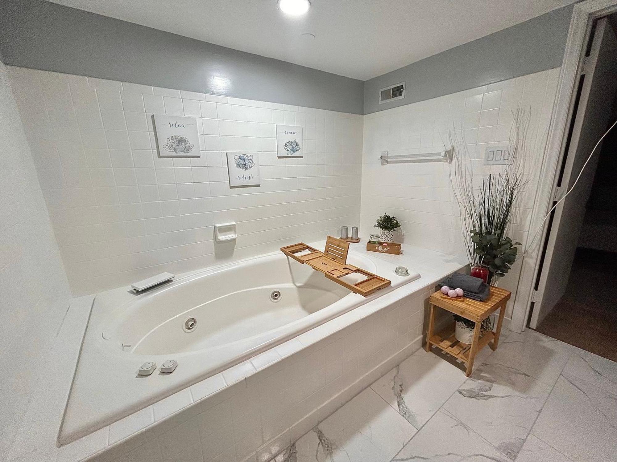 Comfy Lower Lvl Apt With Jetted Tub Near Uptown And Unc Charlotte Extérieur photo